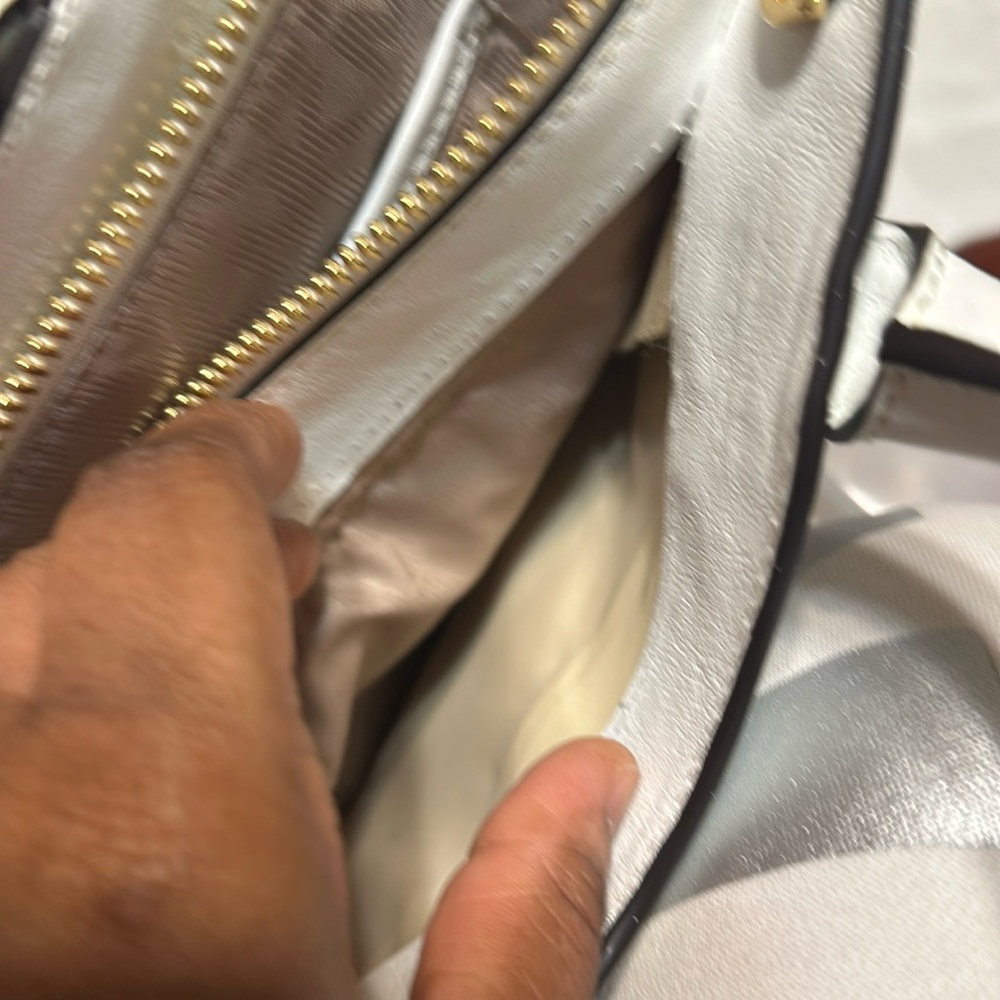 MICHAEL MICHAEL KORS WHITE LEATHER LOCK 🔐 DETAILS BAG - Picture 10 of 16